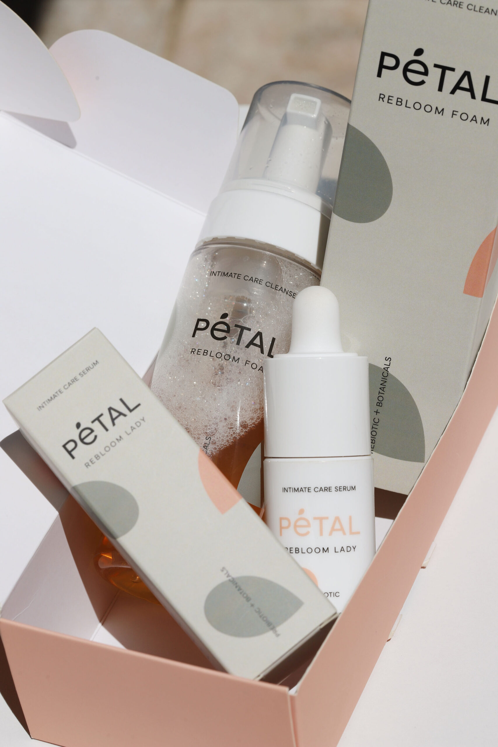 Pétal proizvodi Rebloom lady serum za njegu i Rebloom foam pjena za pranje intimnog područja