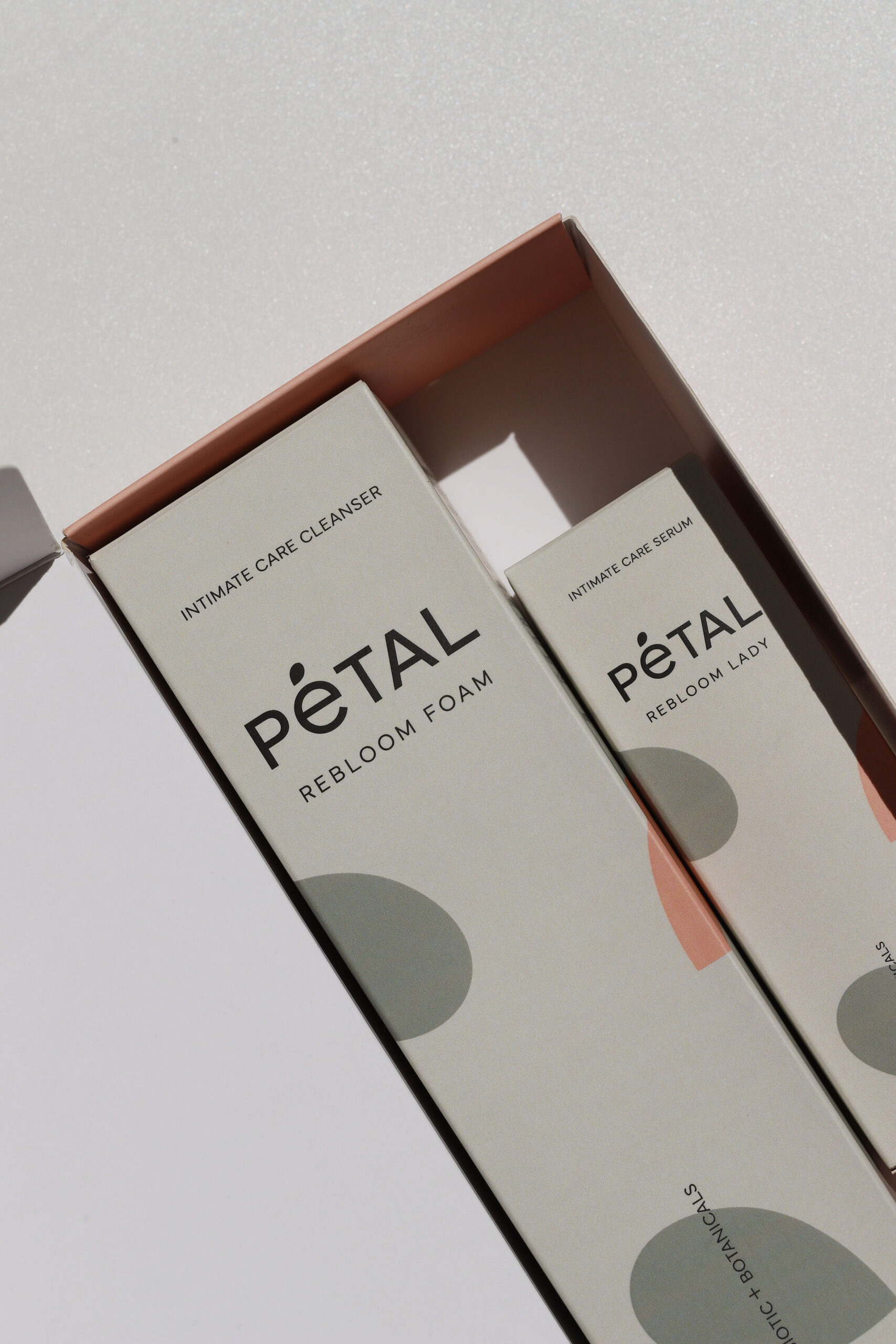 Pétal proizvodi Rebloom lady serum za njegu i Rebloom foam pjena za pranje intimnog područja