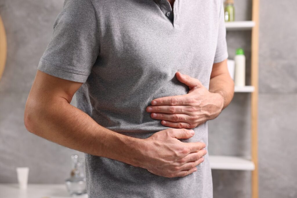 Muškarac drži ruke u predjelu bolnog abdomena.